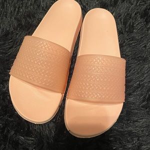 Light pink slides size 5.5/6